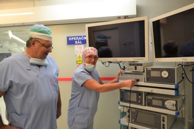 Díky nové chirurgické věži operují pacienty v Nemocnici Šternberk šetrněji