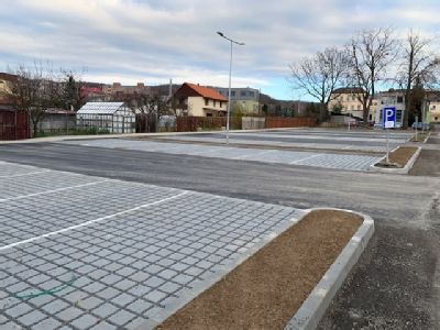 Nemocnice Šternberk má nový vjezd pro veřejnost a 50 parkovacích míst pro své pacienty a jejich návštěvy
