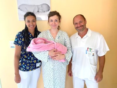 I maminky, které mají porodit své děťátko koncem pánevním, mohou v Nemocnici AGEL Šternberk rodit přirozeně. Jejich zájem o spontánní porody roste.