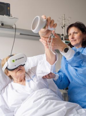 Zdravotnická síť AGEL testuje novinku v rehabilitaci. Terapie virtuální realitou pomůže lidem po úrazech i těm, kteří mají neurolo...